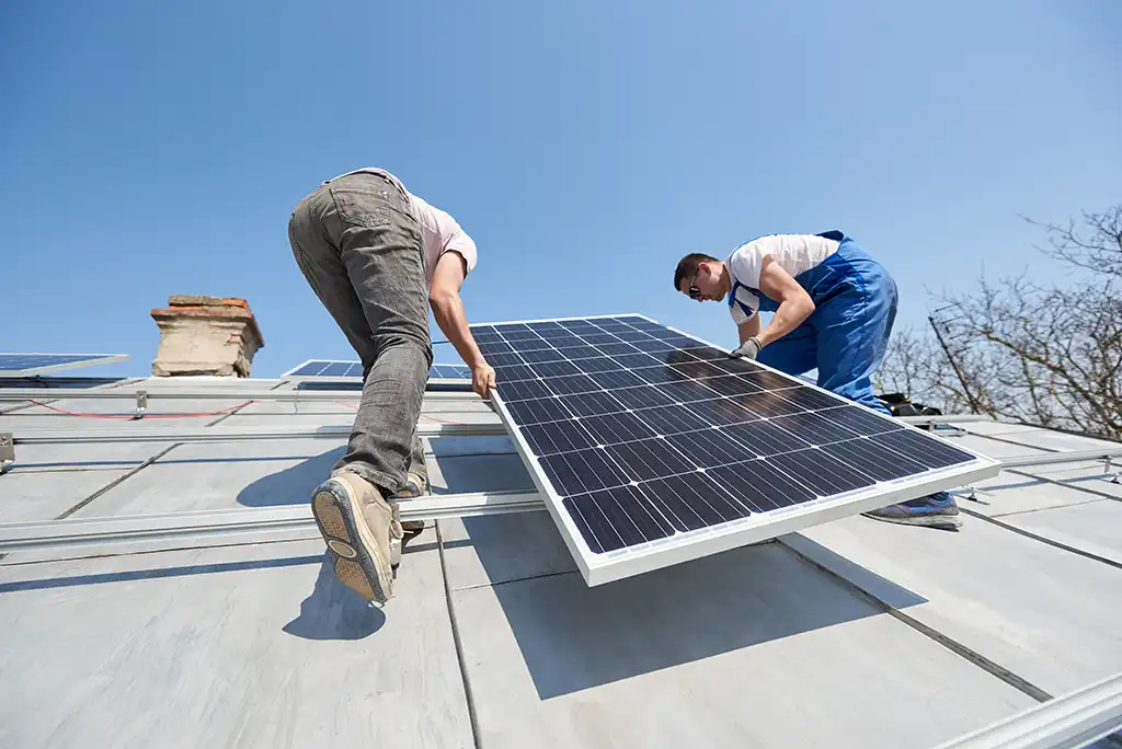 Beginn der Installation einer Photovoltaikanlage